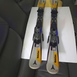 ATOMIC 1:20+ BetaCarv Skis and Carrying Bag